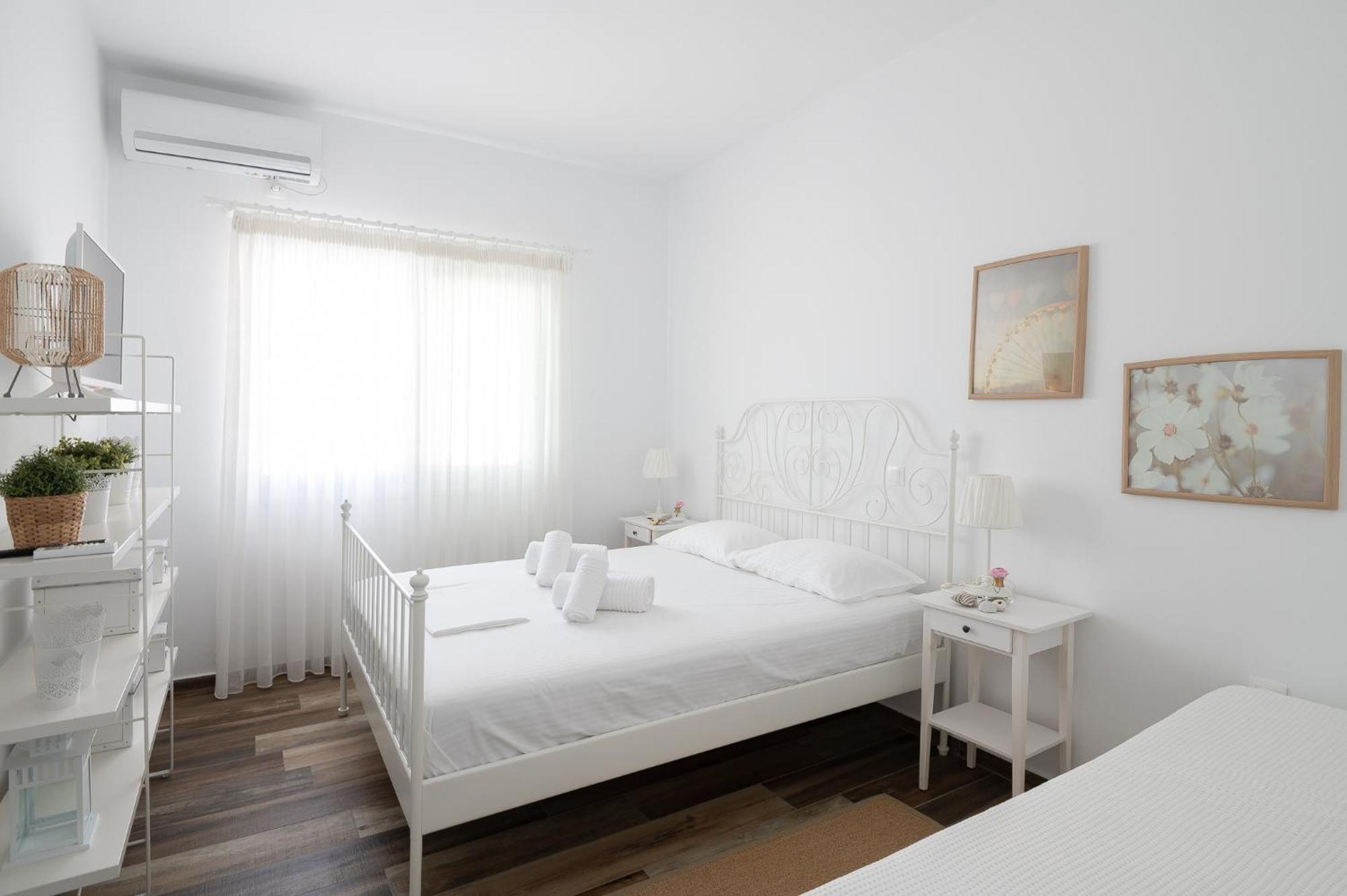 Pouletis Family Apartments - Akroyali Seaview Getaways Kalamata Bilik gambar