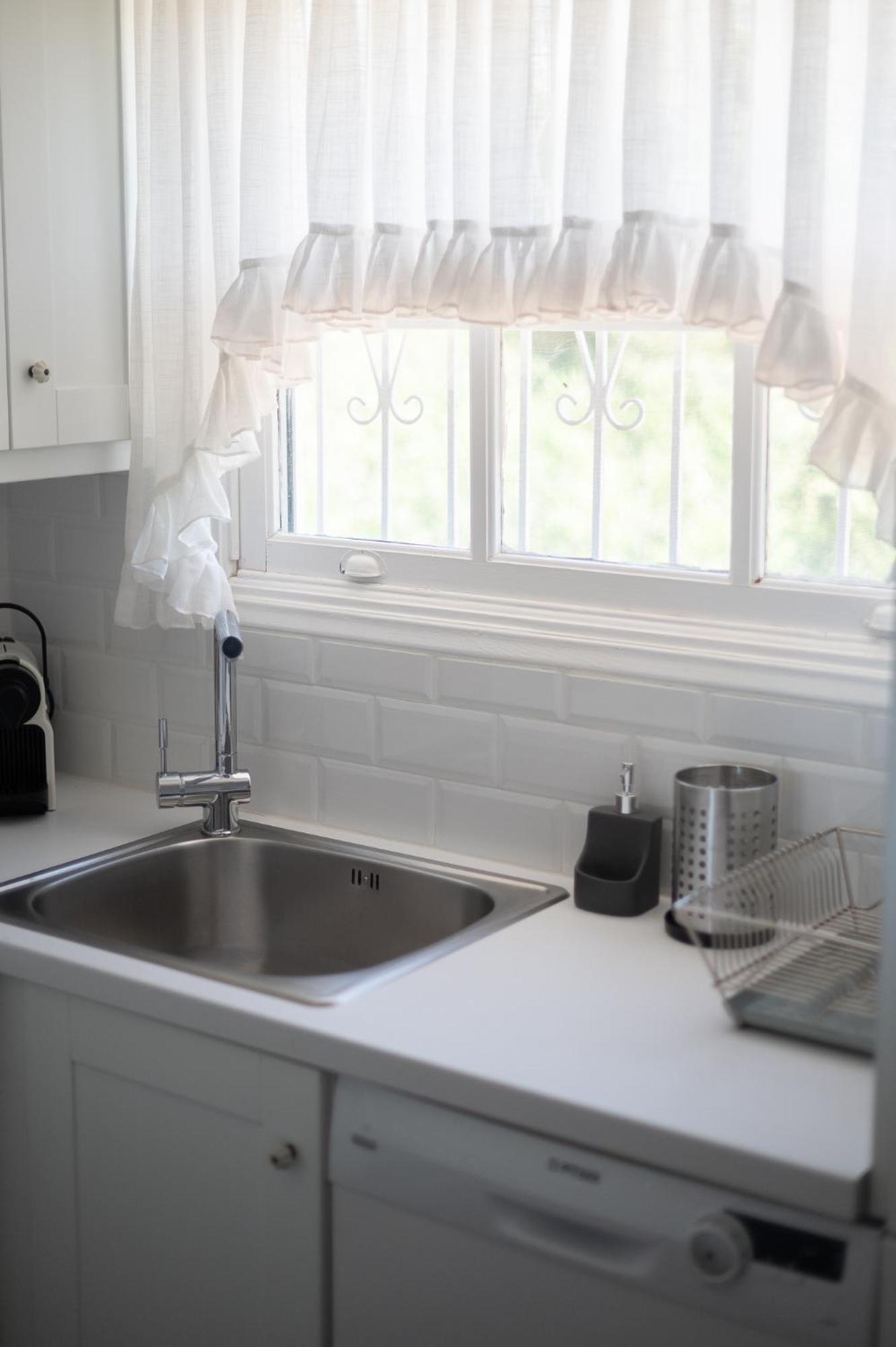 Pouletis Family Apartments - Akroyali Seaview Getaways Kalamata Bilik gambar